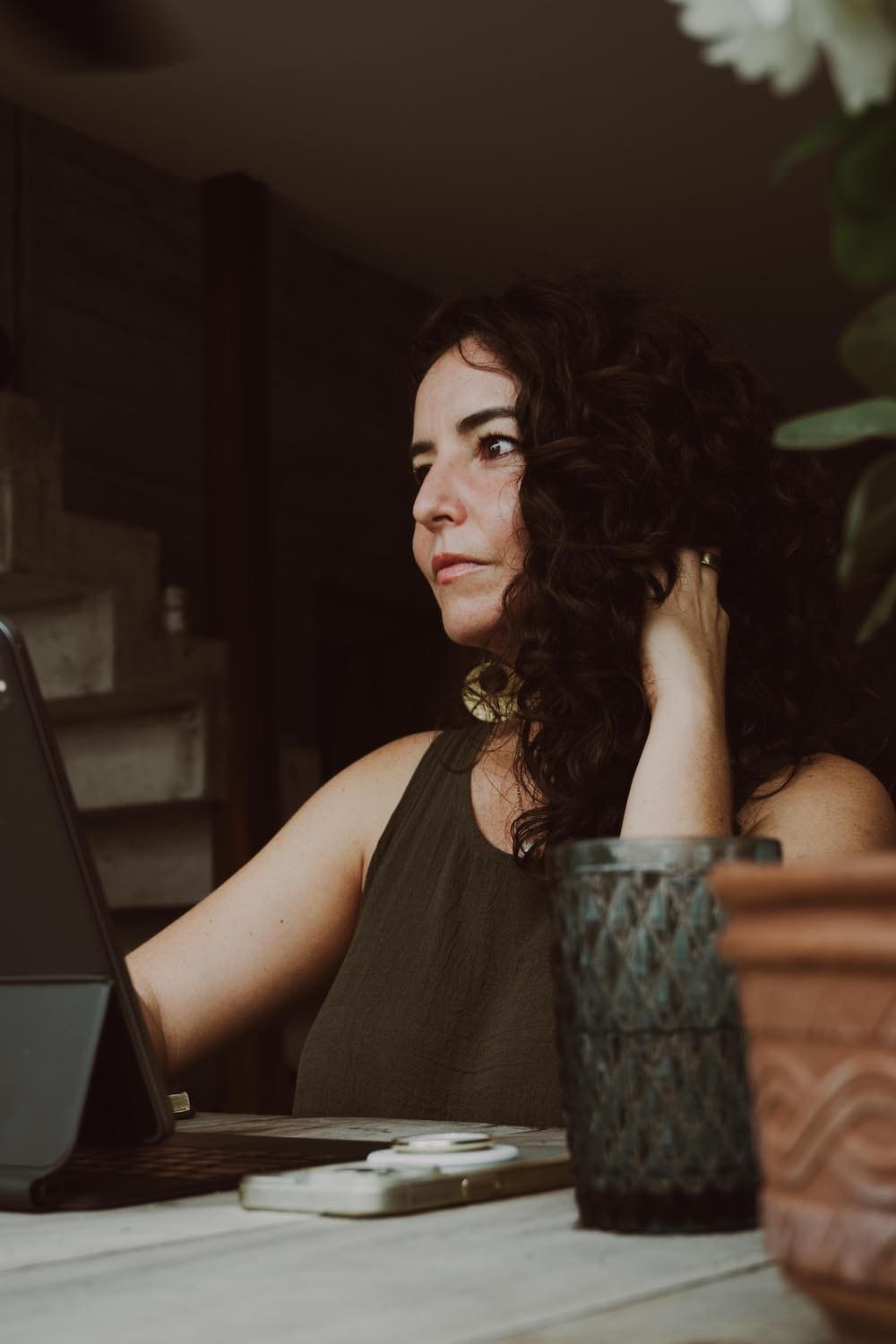Michelle Rogers of The WELLthy Woman, an online practice mentor, working on her laptop giving social media content ideas for health practitioners to grow your online health practice