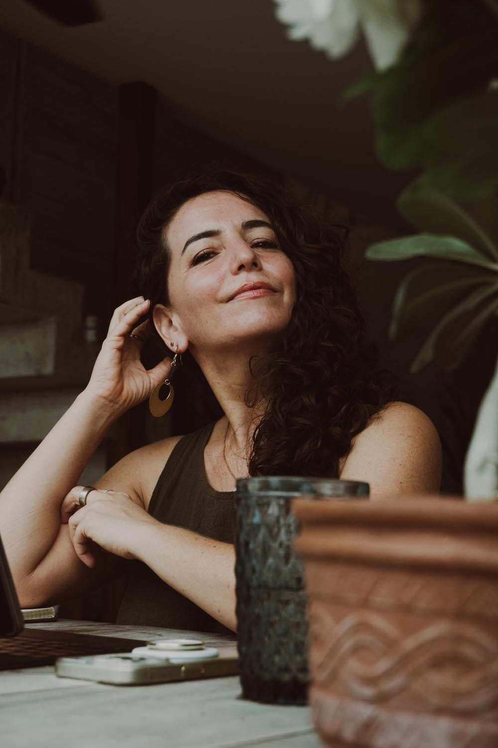 Michelle Rogers of The WELLthy Woman, an online practice mentor, working on her laptop giving social media content ideas for health practitioners to grow your online health practice
